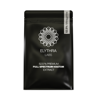 Čierne balenie ELYTHRA LABS 52,5 % pr&eacute;miov&eacute;ho plnospektr&aacute;lneho kratomov&eacute;ho extraktu s bielym kvetinov&yacute;m logom a označen&iacute;m 52,5 % mitragyn&iacute;nu.