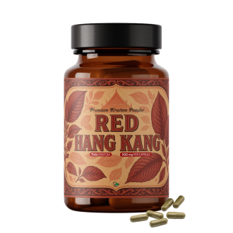 Fľa&scaron;a z jant&aacute;rov&eacute;ho skla s pr&eacute;miov&yacute;m kratomov&yacute;m pr&aacute;&scaron;kom s označen&iacute;m Red Hang Kang Thai Kratom 600 mg na kapsulu, s červen&yacute;m botanick&yacute;m listov&yacute;m dizajnom na etikete a niekoľk&yacute;mi kapsulami červen&eacute;ho kratomu ležiacimi pred fľa&scaron;ou na bielom pozad&iacute;.