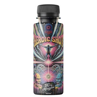 Fľa&scaron;tička Elythra Labs Heroic Shot, 8,8 ml ultra-koncentrovan&yacute; kratomov&yacute; energetick&yacute; shot so 180 mg Mitragyn&iacute;nu. Psychadelick&yacute; dizajn etikety s odv&aacute;žnou kozmickou grafikou, žiariacou postavou hrdinu a v&yacute;razn&yacute;mi farbami symbolizuj&uacute;cimi extr&eacute;mnu silu.